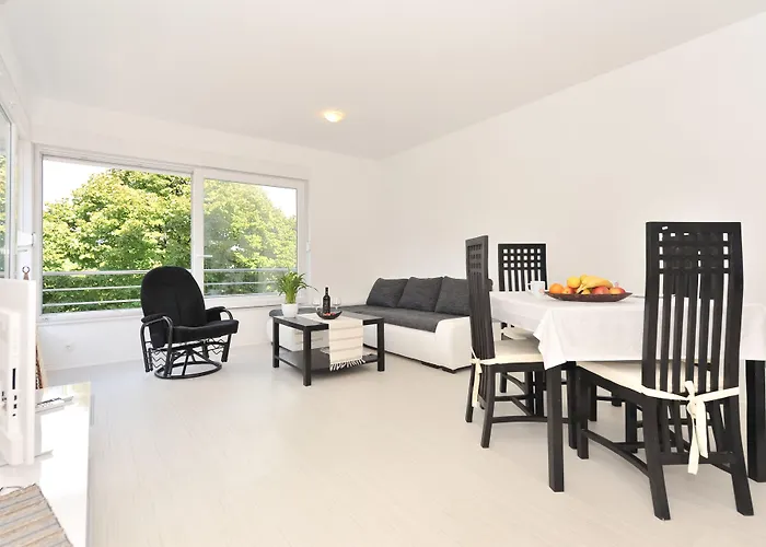 Deluxe Goya זאדאר